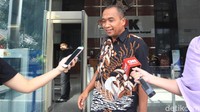 Rahadian Azhar, yang merupakan Dirut PT Glori Karsa Abadi, diduga memberi suap ke Wahid. Dugaan suap ini berawal dari permintaan Wahid kepada Rahadian, yang merupakan pengusaha mitra Lapas Sukamiskin, untuk mencarikan mobil pengganti serta meminta Rahadian membeli mobil milikinya senilai Rp 200 juta.