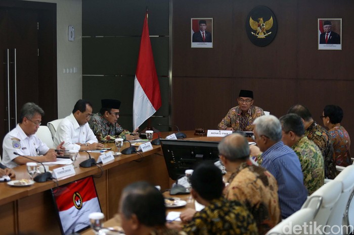 Pemerintah RI Respon Pelarangan Umrah oleh Arab Saudi Menko PMK Muhadjir Effendy menggelar rapat tingkat menteri. Rapat tersebut membahas pelarangan umrah sementara oleh Arab Saudi untuk mencegah virus corona.