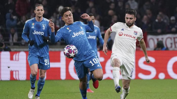 Lyon Vs Juventus Juventus Paulo Dybala, center, and Lyons Leo Dubois, right, vie for the ball during a round of sixteen, first leg, soccer match between Lyon and Juventus at the at the Lyon Olympic Stadium in Decines, outside Lyon, France, Wednesday, Feb. 26, 2020. (AP Photo/Laurent Cipriani)