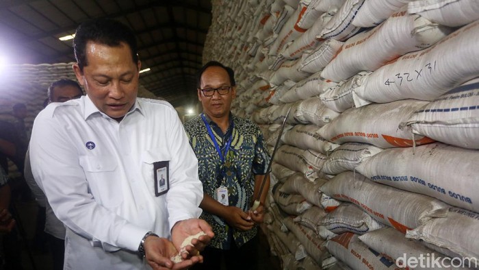 Direktur Utama Perum Bulog Budi Waseso (Buwas) melakukan kunjungan ke Gudang Bulog, Kelapa Gading, Jakarta. Ia pastikan stok jelang Ramadhan aman.