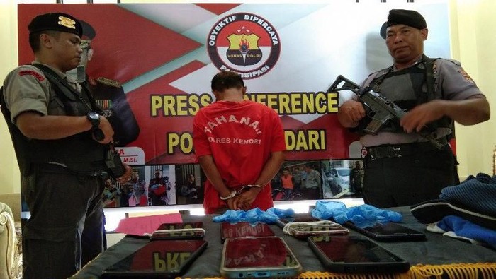 Polres Kendari merilis kasus pencurian dengan modus telanjang.