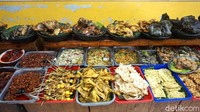 Ketika masuk ke dalam rumah makan, pengunjung akan disambut dengan meja panjang berisi lauk pauk dari sayuran, aneka sate-satean, ayam goreng, ikan, hingga menu tumisan seafood. Foto: dok.detikFood
