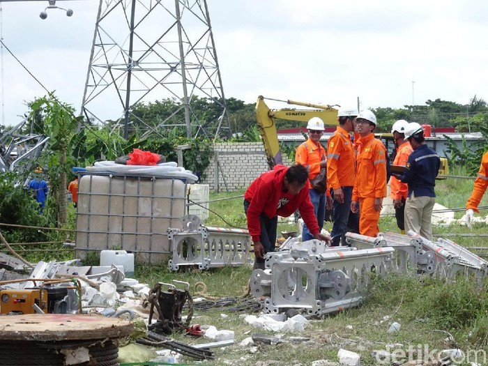 Tower SUTT PLN roboh di Rembang, Kamis (27/2/2020).