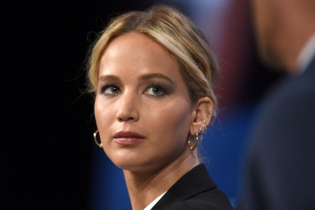 Bentuk dan desain anting sengaja dipilih berbeda satu sama lain untuk menambah kesan edgy. Seperti yang dikenakan Jennifer Lawrence. Foto: Astrid Stawiarz/Getty Images