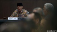 Sebelumnya, Muhadjir mengatakan rapat hari ini terkait sikap pemerintah Indonesia atas ditangguhkannya jemaah yang akan pergi umrah ke Arab Saudi.