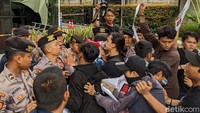 Pendemo yang menerobos gerbang KPK itu pun langsung dihalau oleh petugas kepolisian.