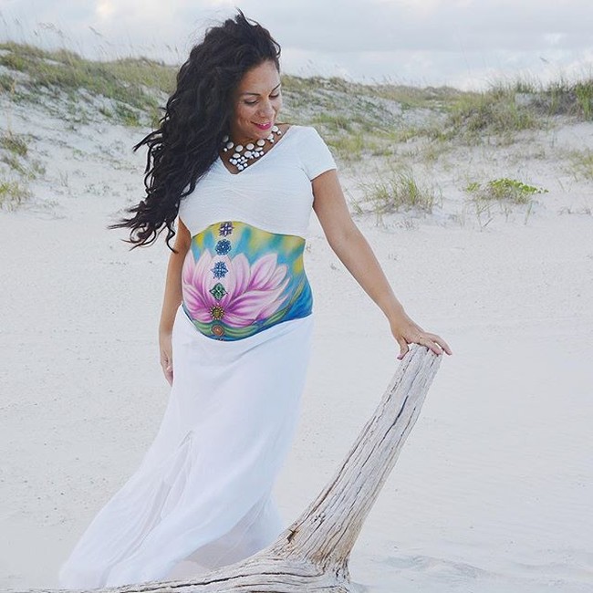 Heather melukis mulai dari gambar mawar merah, motif henna hingga tema laut. Foto: Instagram/@heatherslivingart