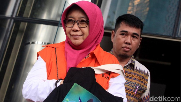 Kadis PU Sidoarjo Sunarti Setyaningsih meninggalkan gedung KPK usai jalani pemeriksaan. Ia tampak menutupi borgol di tangannya dengan menggunakan tas.