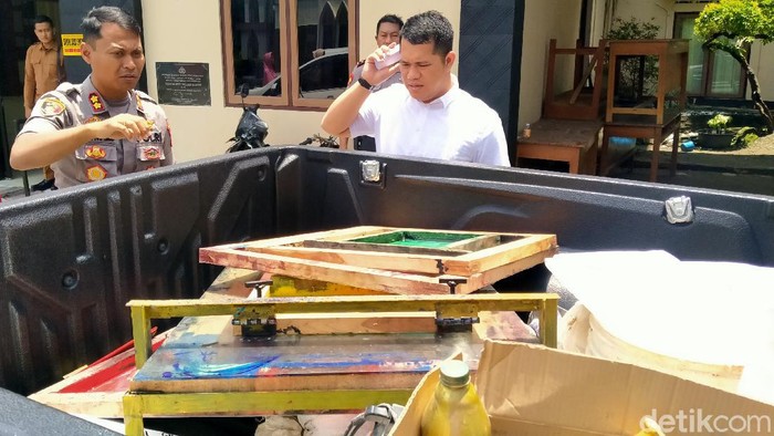 Alat sablon untuk membuat kemasan pupuk palsu diamankan di Mapolres Klaten, Jumat (28/2/2020).