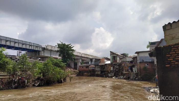 Bantaran Sungai Ciliwung Bantaran Sungai Ciliwung