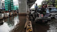 Jalanan berlubang hingga menimbulkan kubangan air.