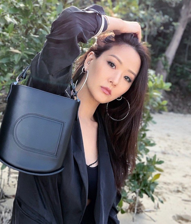 Dilaporkan jika sejak kecil wanita cantik ini sudah hidup dengan kemewahan. Dilansir Daily Mail, ia menerima hadiah tas Chanel pertama dari ayahnya di usia 12 tahun. Sedangkan sejak umur delapan, Aimee telah memiliki berlian. Foto: Instagram @aimeeyunyunsun