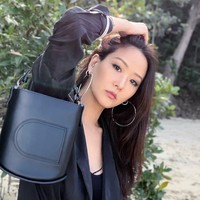 Dilaporkan jika sejak kecil wanita cantik ini sudah hidup dengan kemewahan. Dilansir Daily Mail, ia menerima hadiah tas Chanel pertama dari ayahnya di usia 12 tahun. Sedangkan sejak umur delapan, Aimee telah memiliki berlian. Foto: Instagram @aimeeyunyunsun