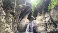 Istimewanya lagi, kawasan wisata ini dikelilingi tebing batu yang menjulang tinggi. Terlihat eksotis karena memiliki relief yang terbentuk secara alami. Itu sebabnya, pada sudut tertentu, air terlihat seolah keluar dari dalam gua. (Abdy Febriady/detikcom)