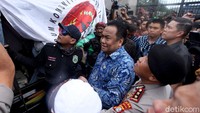 Dua Wakil Ketua DPR RI, Sufmi Dasco Ahmad dan Rachmat Gobel pun menemui massa yang berunjuk rasa di depan gedung parlemen tersebut.