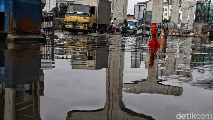 Sejumlah kendaraan melintas di Jalan Boulevard Raya yang rusak kawasan Kelapa Gading, Jakarta Utara, Jumat (28/2). Menurut keterangan warga jalan tersebut rusak karena proyek jalan tol dan akibat dampak banjir yang memperparah kerusakan sehingga jalanan menjadi penuh lubang dan becek menyebabkan bahaya kepada pengendara motor.