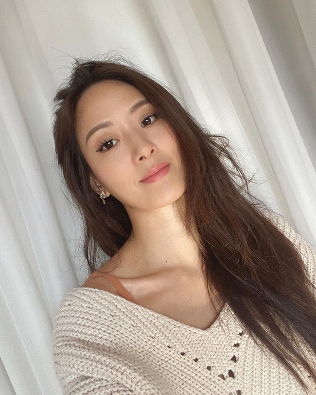 Sebenarnyanya selain seorang selebgram dan sosialita, Sun Yunyun memiliki banyak kesibukan. Dikatakan jika ia juga merupakan perancang perhiasaan, pengusaha, model sampul majalah, dan pewaris usaha. Foto: Instagram @aimeeyunyunsun