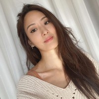 Sebenarnyanya selain seorang selebgram dan sosialita, Sun Yunyun memiliki banyak kesibukan. Dikatakan jika ia juga merupakan perancang perhiasaan, pengusaha, model sampul majalah, dan pewaris usaha. Foto: Instagram @aimeeyunyunsun