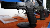 Delegasi Philipina juga mencoba memegang berbagai senjata dan amunisi buatan PT Pindad meliputi senapan dan pistol berbagai varian.