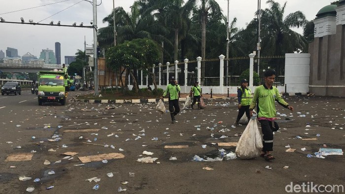Sampah berserakan di Gedung DPR