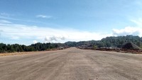 Tahap selanjutnya runway akan diperpanjang sampai 2.000 m. Tahap kedua ini ditargetkan rampung Oktober mendatang. Istimewa/Dok. Kementerian Perhubungan (Bandara Buntu Kunik).