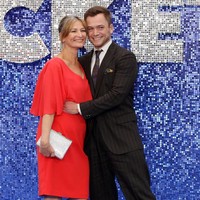 Aktor Taron Egerton mengajak ibu tersayangnya, Christine Egerton ke premier film Rocketman. Saat berpose, terlihat keduanya sangat mirip mulai dari garis wajah hingga rambut pirang. Foto: Tristan Fewings/Getty Images