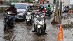 Musim Hujan, Jalan Boulevard Kelapa Gading Rusak Parah