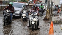 Bahkan hingga kini jalanan tersebut masih tergenang air.