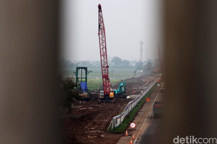 Menengok Pembangunan Proyek Kereta Cepat Bandung Pembangunan proyek Kreta Cepat Jakarta Bandung (KCJB) terus berlanjut. Dari informasi yang dihimpun, konstruksi kereta cepat Jakarta-Bandung sudah mencapai 44% pembangunan fisiknya.