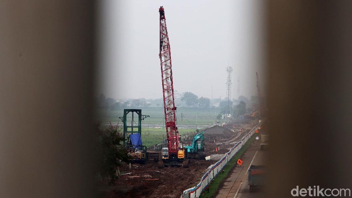 Pembangunan proyek Kreta Cepat Jakarta Bandung (KCJB) terus berlanjut. Dari informasi yang dihimpun, konstruksi kereta cepat Jakarta-Bandung sudah mencapai 44% pembangunan fisiknya.