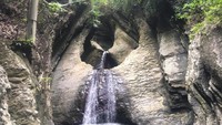 Kabupaten Polewali Mandar di Sulbar punya kekayaan alam yang patut diacungi jempol. Ini namanya air terjun Ulu Ledeng, air terjun perawan yang bertingkat tiga. Keren kan? (Abdy Febriady/detikcom)
