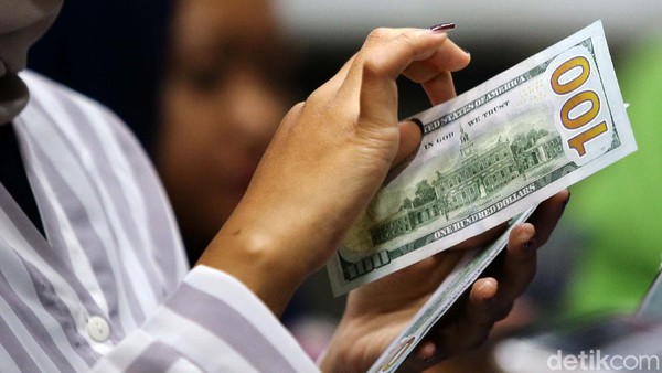 Di Tengah Wabah Corona, Dolar Gencet Rupiah