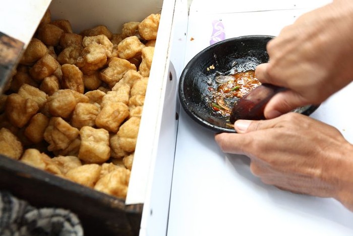 Making Indonesian Food Tahu Gejrot traditional from Cirebon and lots of tofu