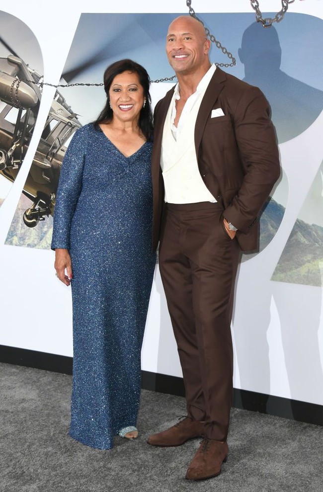 Dawyne Johnson dikenal sebagai family man. Dia jiga diketahui sangat menyayangi ibunya Ata Johnson. Aktor paling kaya ini pun membawa Ata ke premier film Fast & Furious Presents: Hobbs & Shaw sebagai gandengan. Foto: Jon Kopaloff/Getty Images