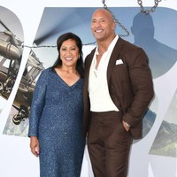 Dawyne Johnson dikenal sebagai family man. Dia jiga diketahui sangat menyayangi ibunya Ata Johnson. Aktor paling kaya ini pun membawa Ata ke premier film Fast & Furious Presents: Hobbs & Shaw sebagai gandengan. Foto: Jon Kopaloff/Getty Images