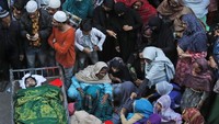 Warga menangisi kerabatnya yang menjadi salah satu korban tewas bentrokan tersebut. AP Photo/Manish Swarup.