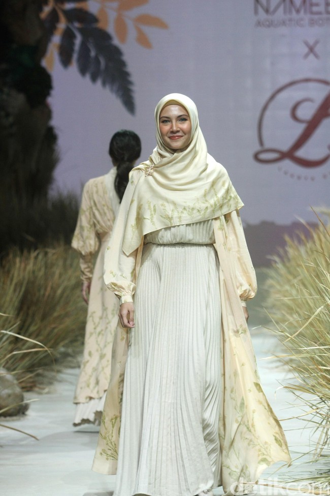 “Alhamdulilah, tapi senang banget karena ini pertama kali show tunggal L. Alhamdulilah kayak mimpi ya karena basicnya aku bukan desainer, aku nggak bisa gambar sama sekali, kecuali gunung dan kawan-kawannya. Tapi, ya alhamdulilah, kok kayak mimpi banget ya. Satu hal yang nggak pernah aku bayangin dan ternyata alhamdulilah bisa terlaksana,” kata Bella Foto: Mohammad Abduh/Wolipop