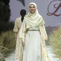 “Alhamdulilah, tapi senang banget karena ini pertama kali show tunggal L. Alhamdulilah kayak mimpi ya karena basicnya aku bukan desainer, aku nggak bisa gambar sama sekali, kecuali gunung dan kawan-kawannya. Tapi, ya alhamdulilah, kok kayak mimpi banget ya. Satu hal yang nggak pernah aku bayangin dan ternyata alhamdulilah bisa terlaksana,” kata Bella Foto: Mohammad Abduh/Wolipop