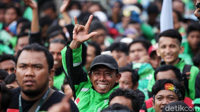 Massa driver ojek online (ojol) berdemo di depan Gedung DPR RI, Jakarta, Jumat (28/2/2020). Mereka meminta Wakil Ketua Komisi V Nurhayati Monoarfa mundur.