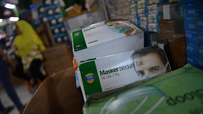Pedagang menunggu calon pembeli masker di Pasar Pramuka, Matraman, Jakarta Timur, Jumat (28/2/2020).  Harga masker yang sempat menyentuh sekitar Rp1,7 juta per kotak untuk jenis N95 karena dampak virus corona, kini telah turun hingga sekitar 50 persen menjadi sekitar Rp800 ribu hingga Rp900 ribu per kotak, sementara untuk masker bedah dari harga sekitar Rp250 ribu menjadi Rp160 ribu per kotak. ANTARA FOTO/Sigid Kurniawan/wsj.