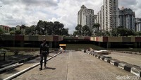 Petugas terus memompa air yang menggenangi underpass Kemayoran.