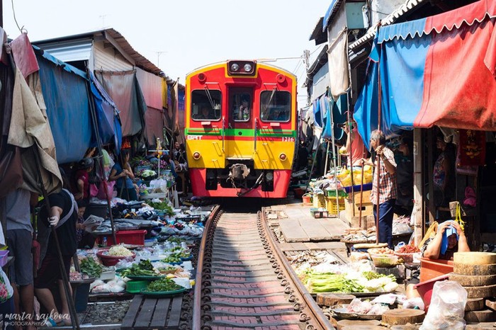 Ngeri! Pasar di Tengah Jalur Kereta Ini Jadi Tempat