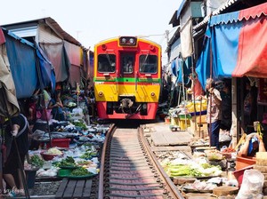 Ngeri! Pasar di Tengah Jalur Kereta Ini Jadi Tempat Belanja Ekstrem