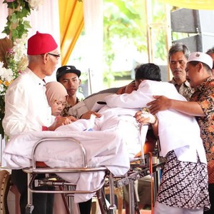 Mbrebes Air Mata! Viral Ayah Sakit Keras Naik Ambulans ke Pernikahan Anak Mbrebes Air Mata! Viral Ayah Sakit Keras Naik Ambulans ke Pernikahan Anak