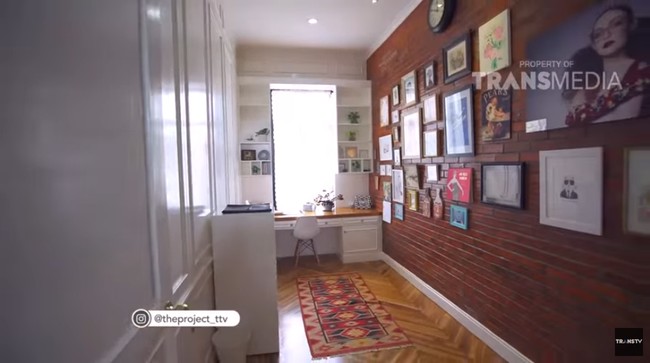 Beralih ke ruang kerja yang juga mungil. Di sinilah Rianti Cartwright dan Cas menjalani kesibukannya setiap hari. Kembali lagi konsepnya ke townhouse. American classic, kontemporer, suasana Soho Loft, terangnya. Foto: Screenshot YouTube/ The Project Trans TV