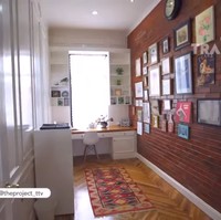 Beralih ke ruang kerja yang juga mungil. Di sinilah Rianti Cartwright dan Cas menjalani kesibukannya setiap hari. Kembali lagi konsepnya ke townhouse. American classic, kontemporer, suasana Soho Loft, terangnya. Foto: Screenshot YouTube/ The Project Trans TV