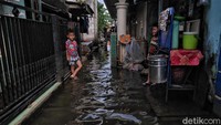 Banjir yang melanda kawasan RW 04, RT 8,3 dan 4 itu masih belum surut hingga saat ini.