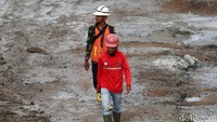 Sejumlah alat berat sedang melakukan pengeboran di samping Tol Cileunyi-Padalarang.