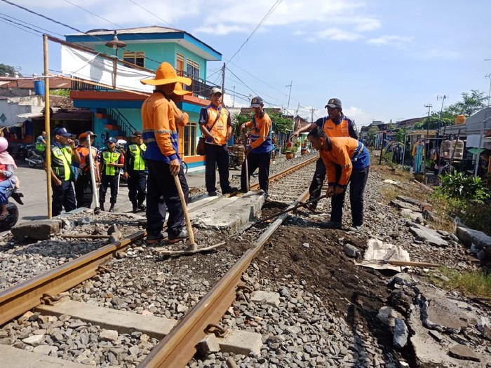 PT KAI Daop 8 Surabaya menutup perlintasan Kereta Api (KA) tempat tewasnya kakak beradik di Kota Malang beberapa waktu lalu. Penutupan agar kejadian serupa tak terulang.