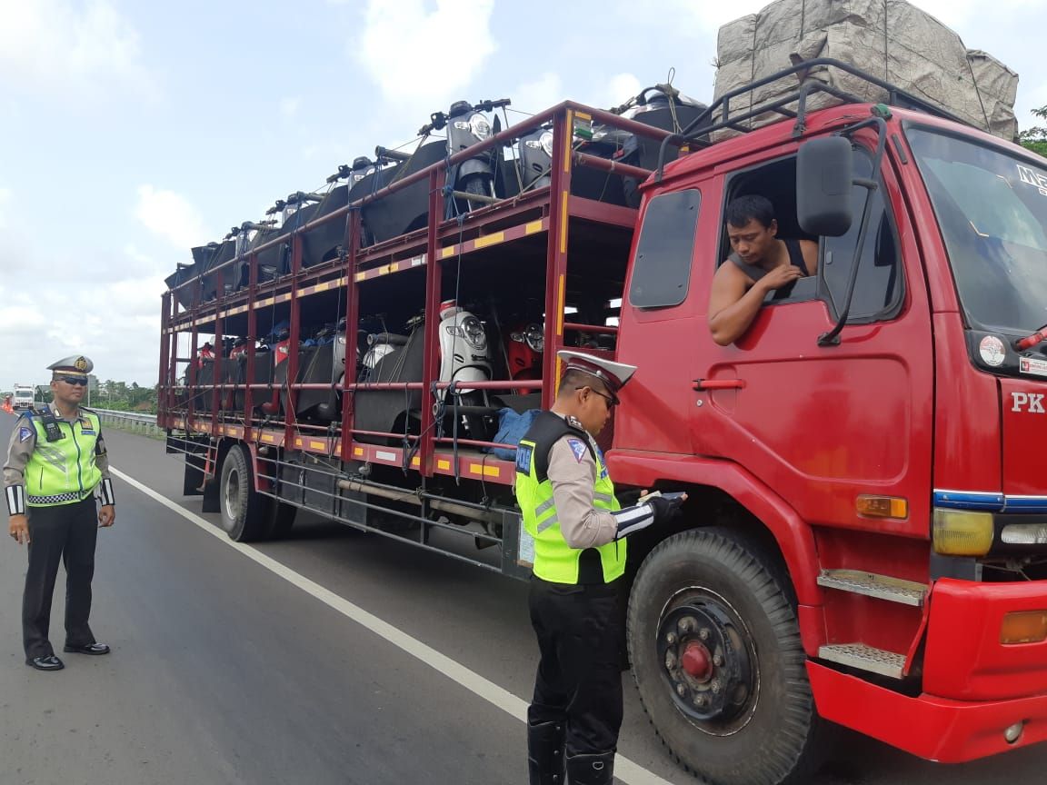 PT Hutama Karya (Persero) (Hutama Karya) akan terus melakukan operasi ataskendaraan bermuatan lebih yang masuk kedalam kategori Over Dimension dan Over Load(ODOL).